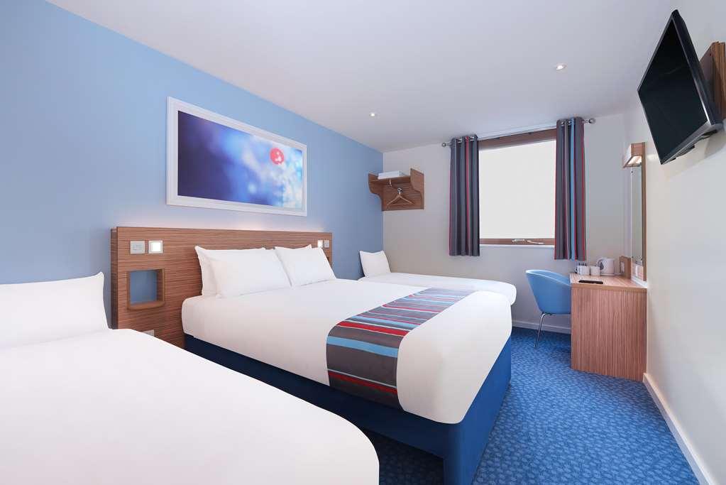 Travelodge Cardiff Llanedeyrn Room photo