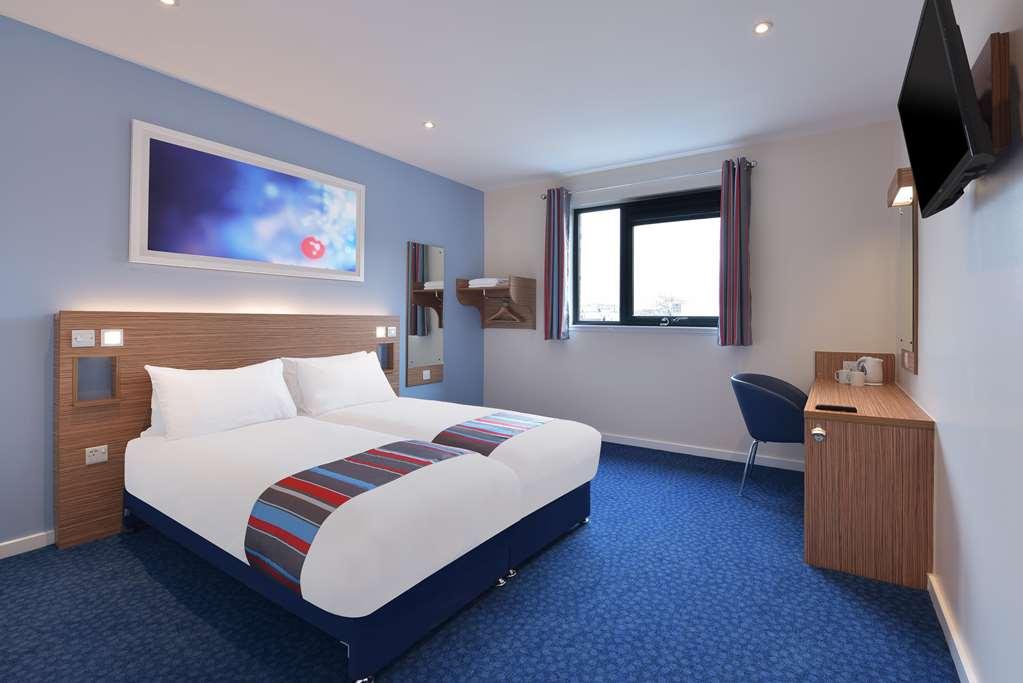 Travelodge Cardiff Llanedeyrn Room photo