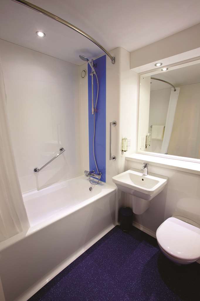 Travelodge Cardiff Llanedeyrn Room photo